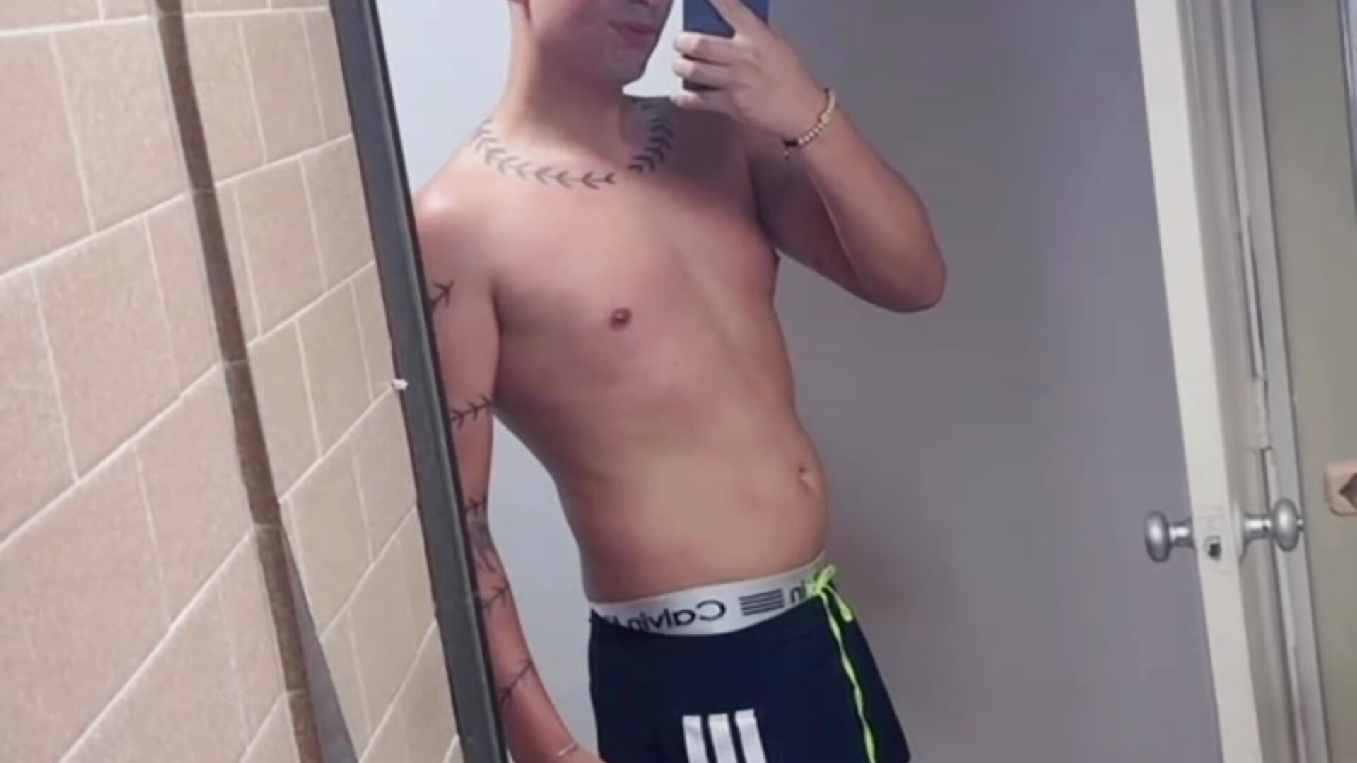 Tatuaje - βίντεο μοντέλου SAINTKRENT