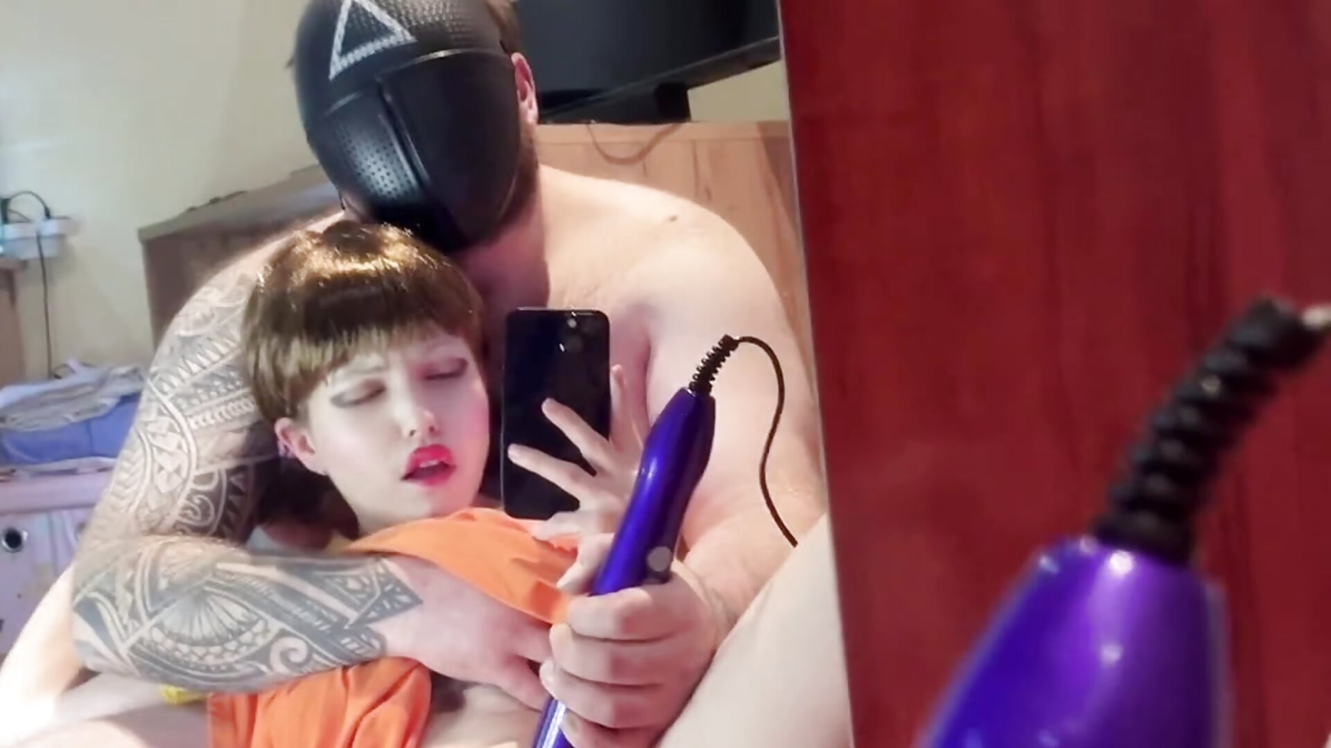 Mirror things teaser – video modela na kameri MochiNy4n