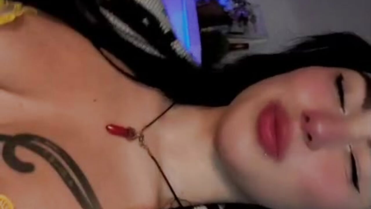 Sitting here, but mind somewhere else - vidéo du modèle de showcams Raven_Blue_