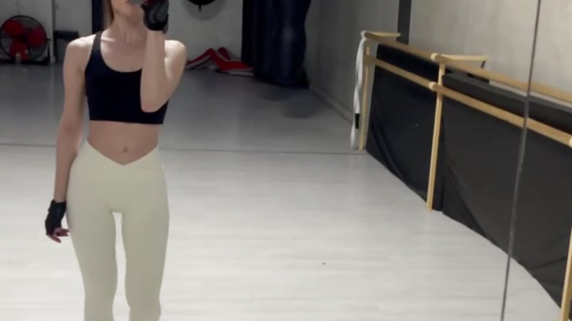 show figure - vídeo de AnesaKis modelo de câmara