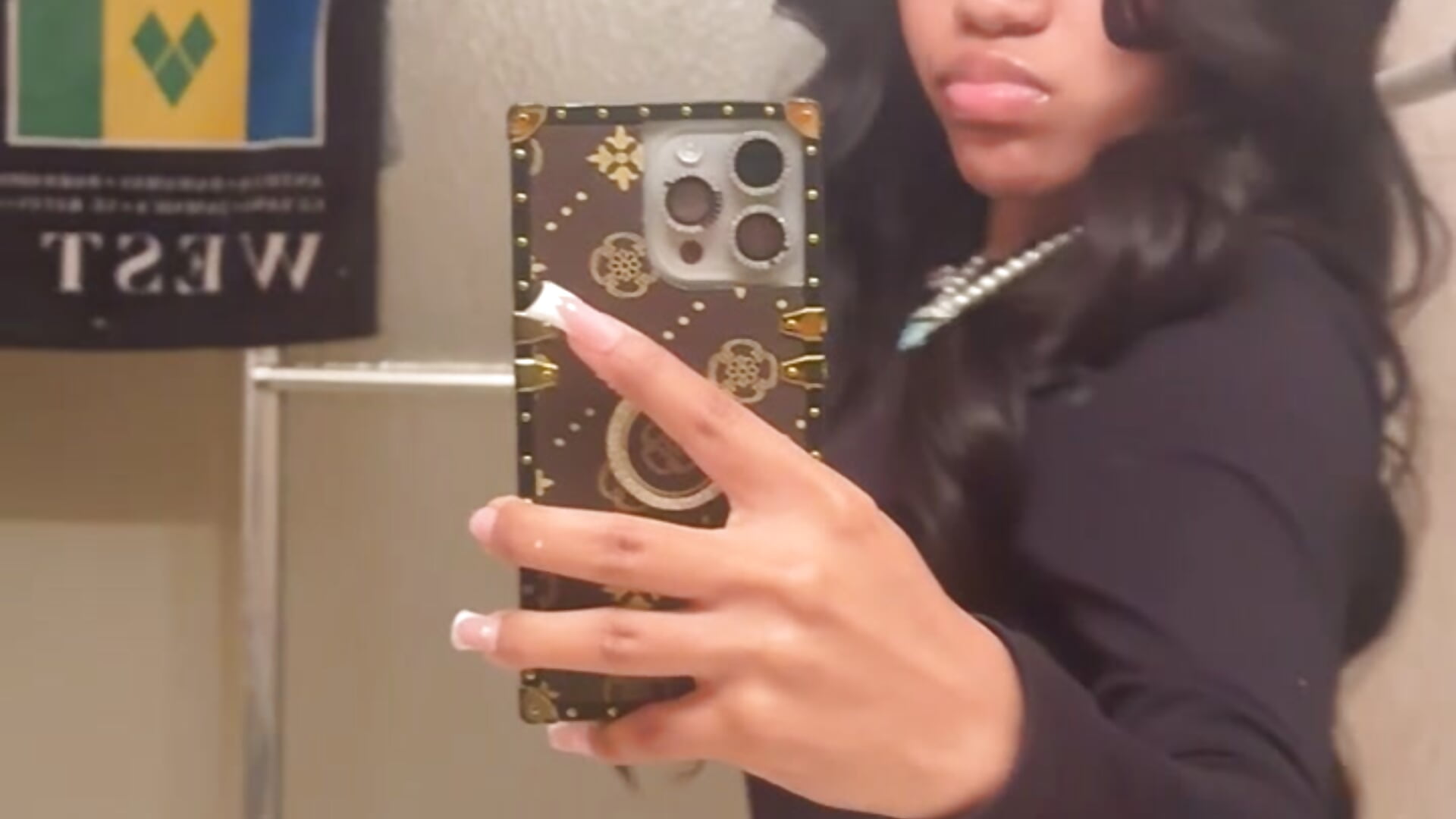 Pretty in black 🫧🖤 - 視頻由 lifeoftt_19xx 主播提供