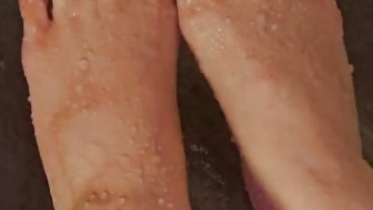 Barefoot under the shower 🚿 – video af 25sweetlilbunny cam-model