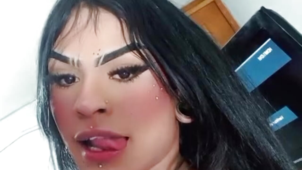 a drop of elixir for your lips - video di Dania-Thompson modella di cam