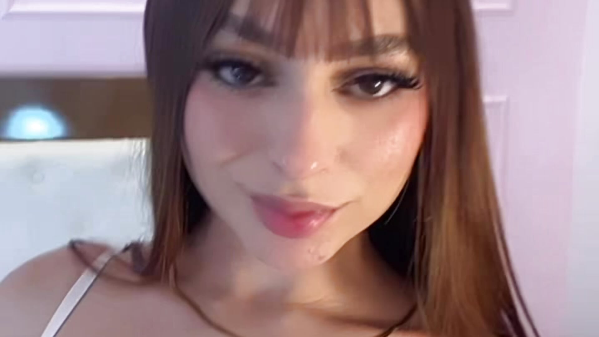 Pretty little eyes🥹 - video di Aurora_darcy modella di cam