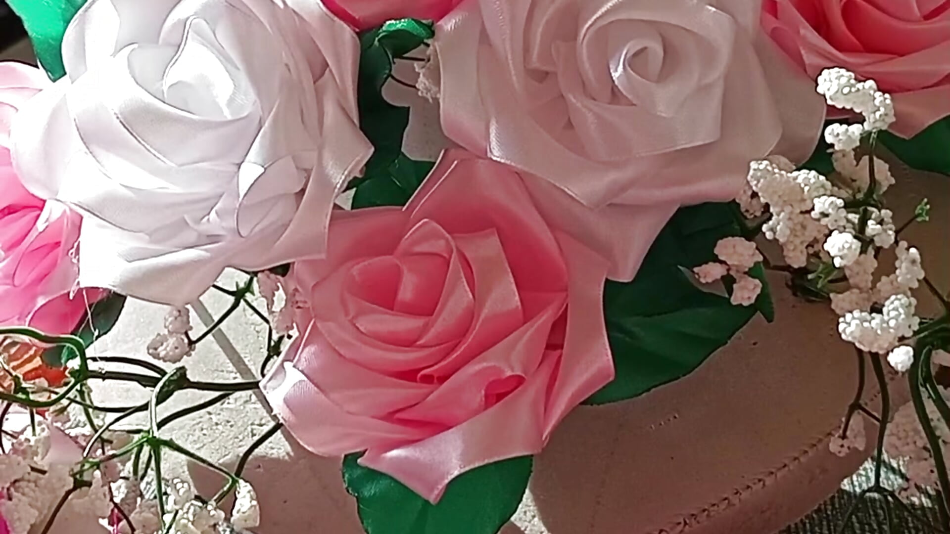 my hobby. I'm making a wedding decoration on the hood of a car. - Video von Julie_Lucas Cam-Model