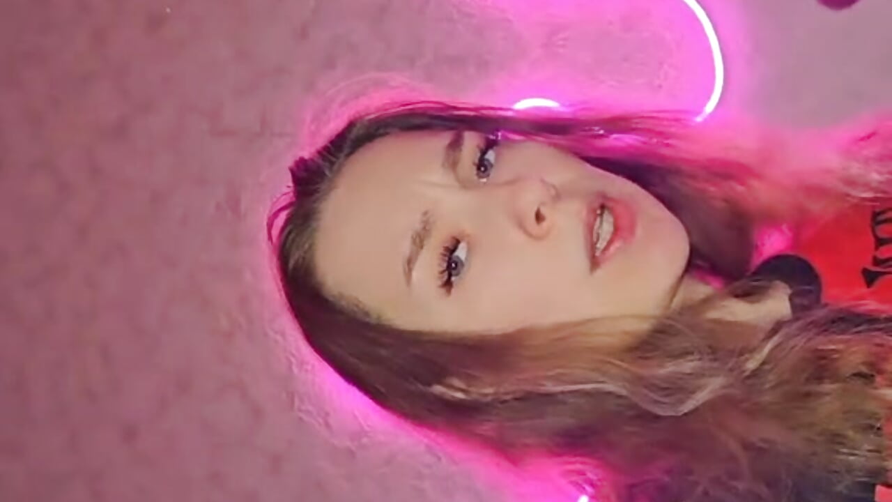 Kira loves Russian music - วิดีโอโดย MillaLilu โมเดลแคม