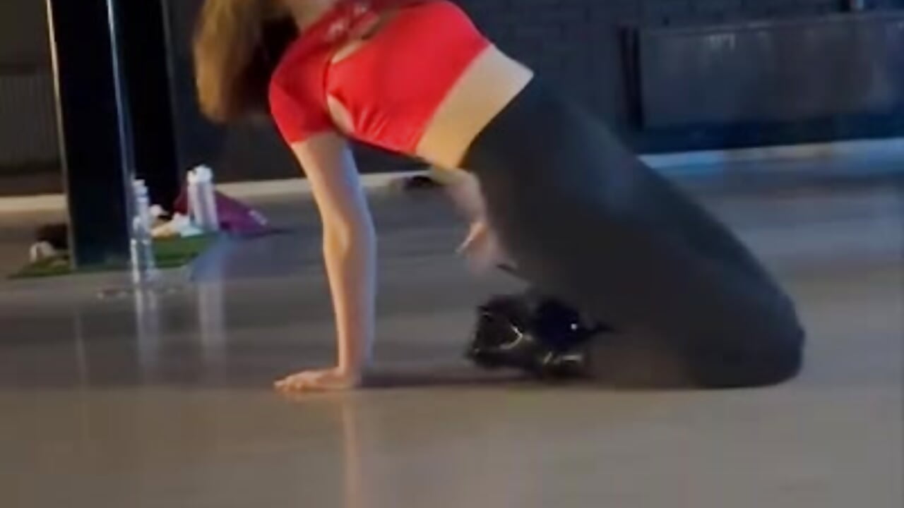 I'm dancing ^^ - clip cu ValentinaWestund model videochat