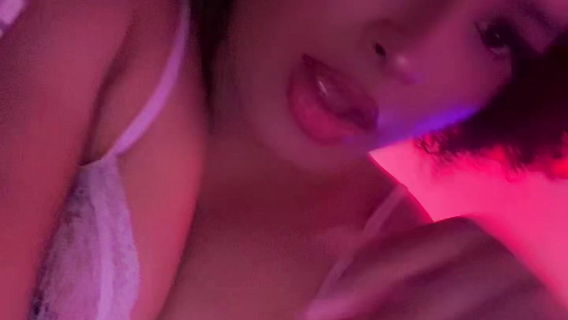 I'm alone - video by valeria_19x cam model