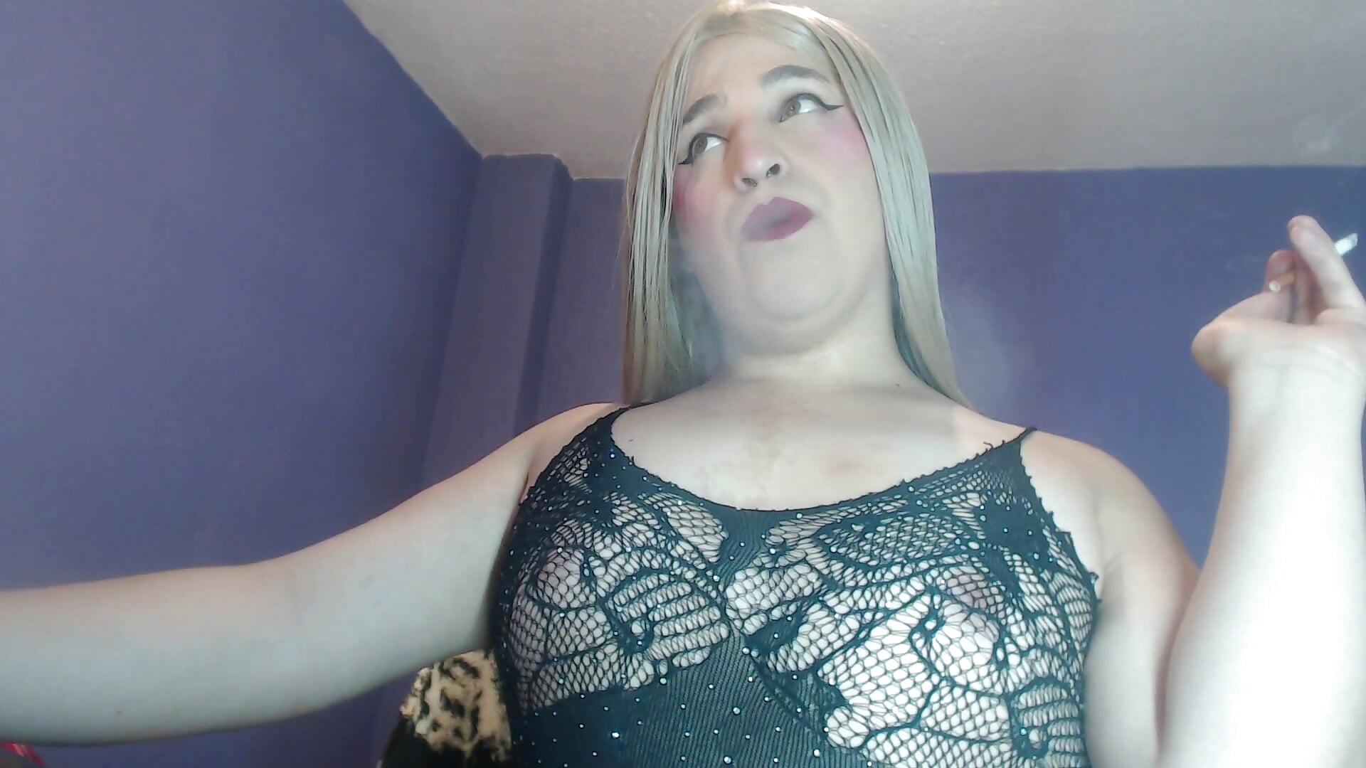 sexy blonde smoking - відео від вебкаммоделі TransParty