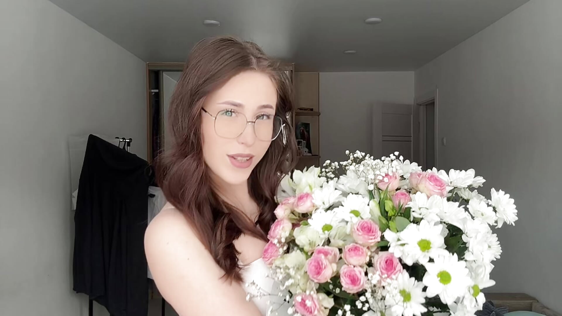 Bouquet of flowers - video oleh JanelleCourville kamera model