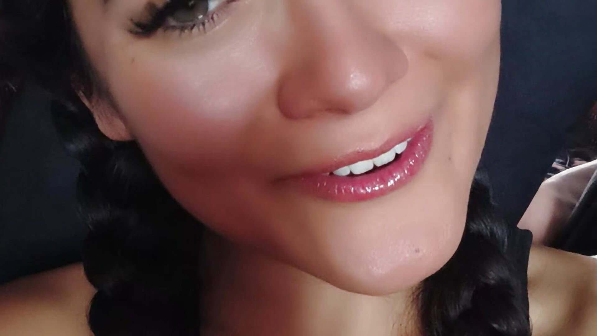 Que harías si solo me dejaras darte un beso? 💋 los leo 💋  #beso #reggaeton #caliente - video by Freyarosse cam model