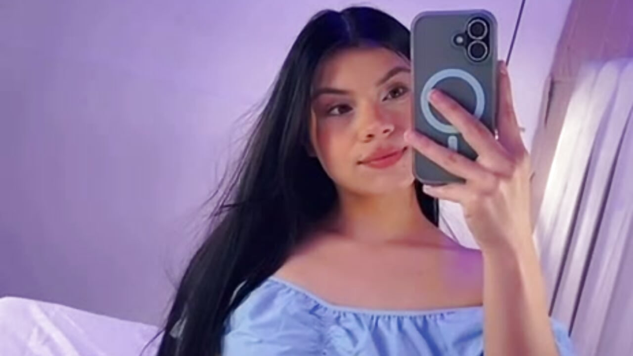Do you want a Kiss? 🥰 – video modela na kameri avy_st