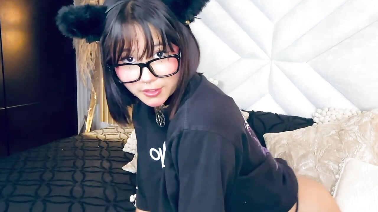 A surprise awaits 💕 - vídeo de la modelo de cam Ivi_Aiko