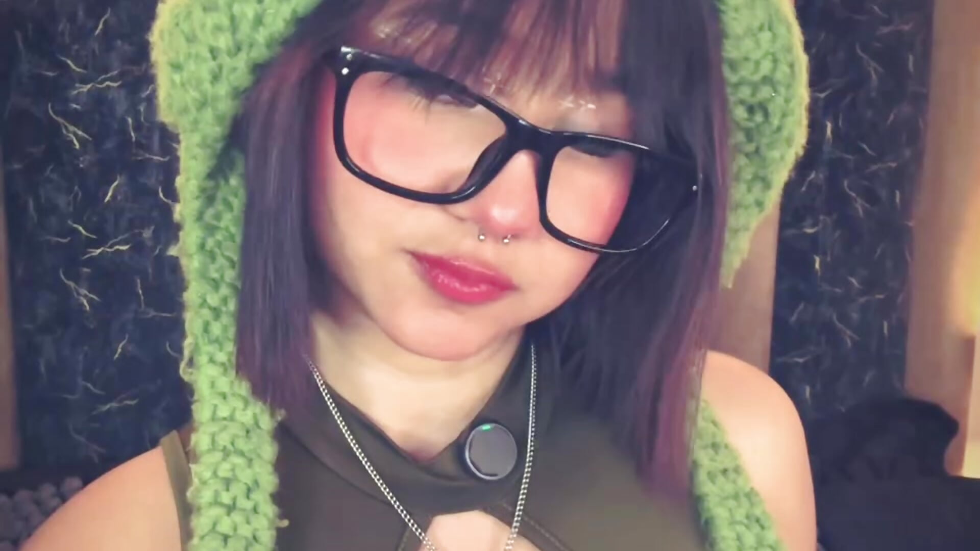 “A little shy… but only at first 💋” - video od modelky/modela Ivi_Aiko