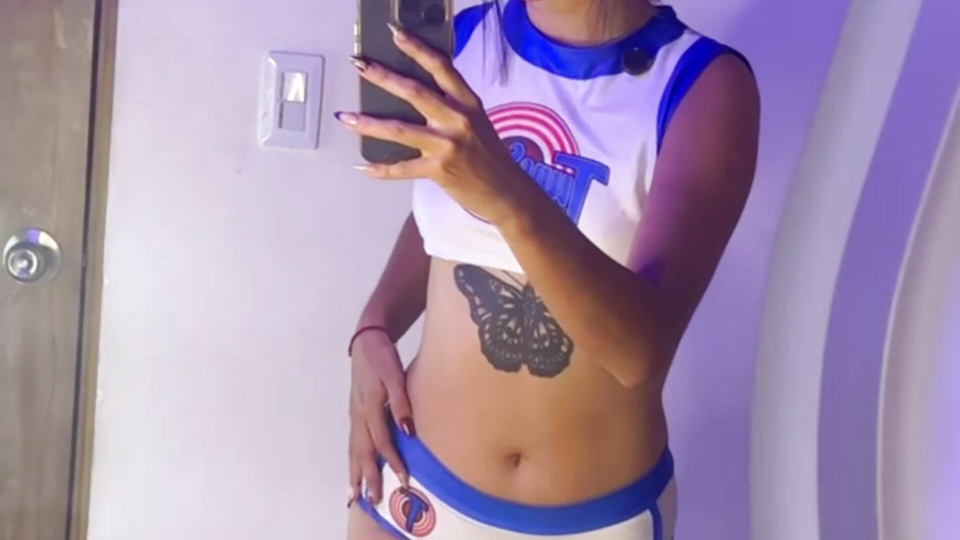 Follow me and stay a little longer with me 💫 - video di Ivi_Aiko modella di cam