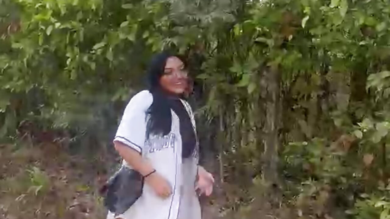 Al aire libre es lo mejor 👻 Being outdoors is the best. 🍒 - video by victoriia_thompson cam model
