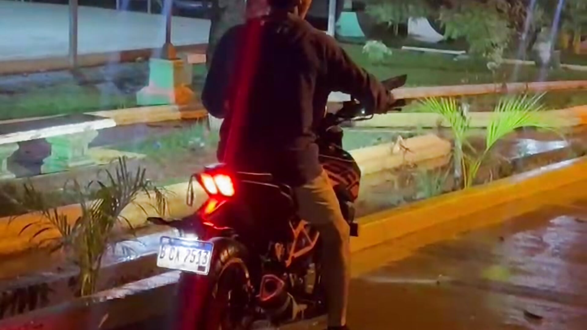 me gusta conducir moto x las noches - video by olvintrader cam model