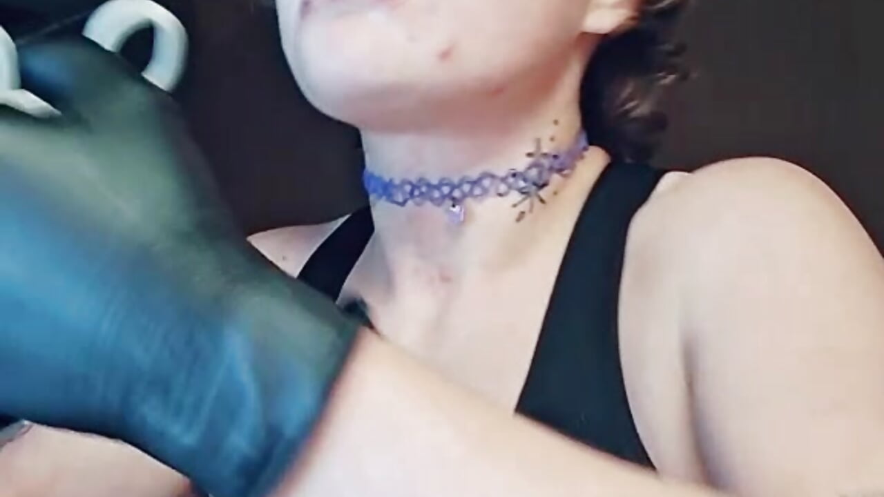 Piercing my snake bites - video av Tastybabe22 cam-modell