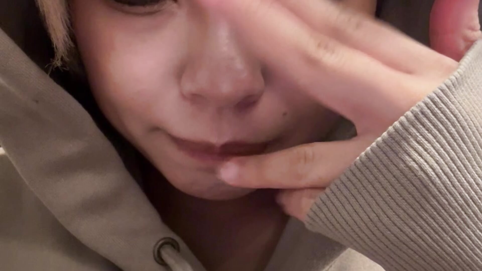 配信前はタバコ吸ってぐーたらしてる☺️爪短い😭