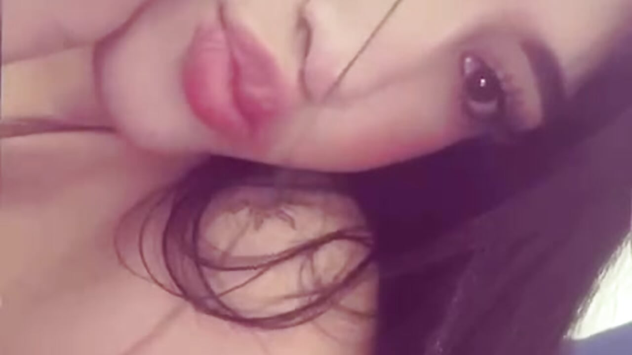 “Innocent on the outside, dangerous on the inside 💋” - video van ahri_roux3 cam-model