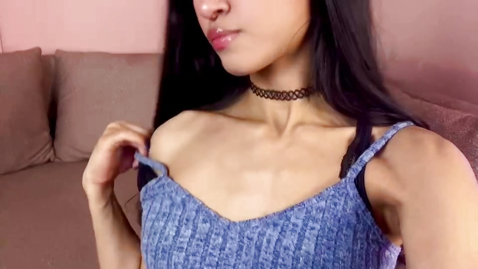 Pull my shirt down slowly just come and play with me tonight 💦 - فيديو من internett_sweetheart موديل الكام
