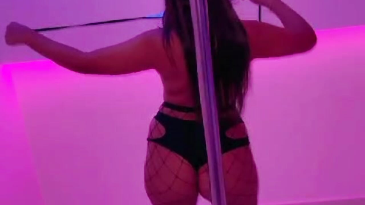 Dancin poli 💃 - video by Luxlariel1 cam model