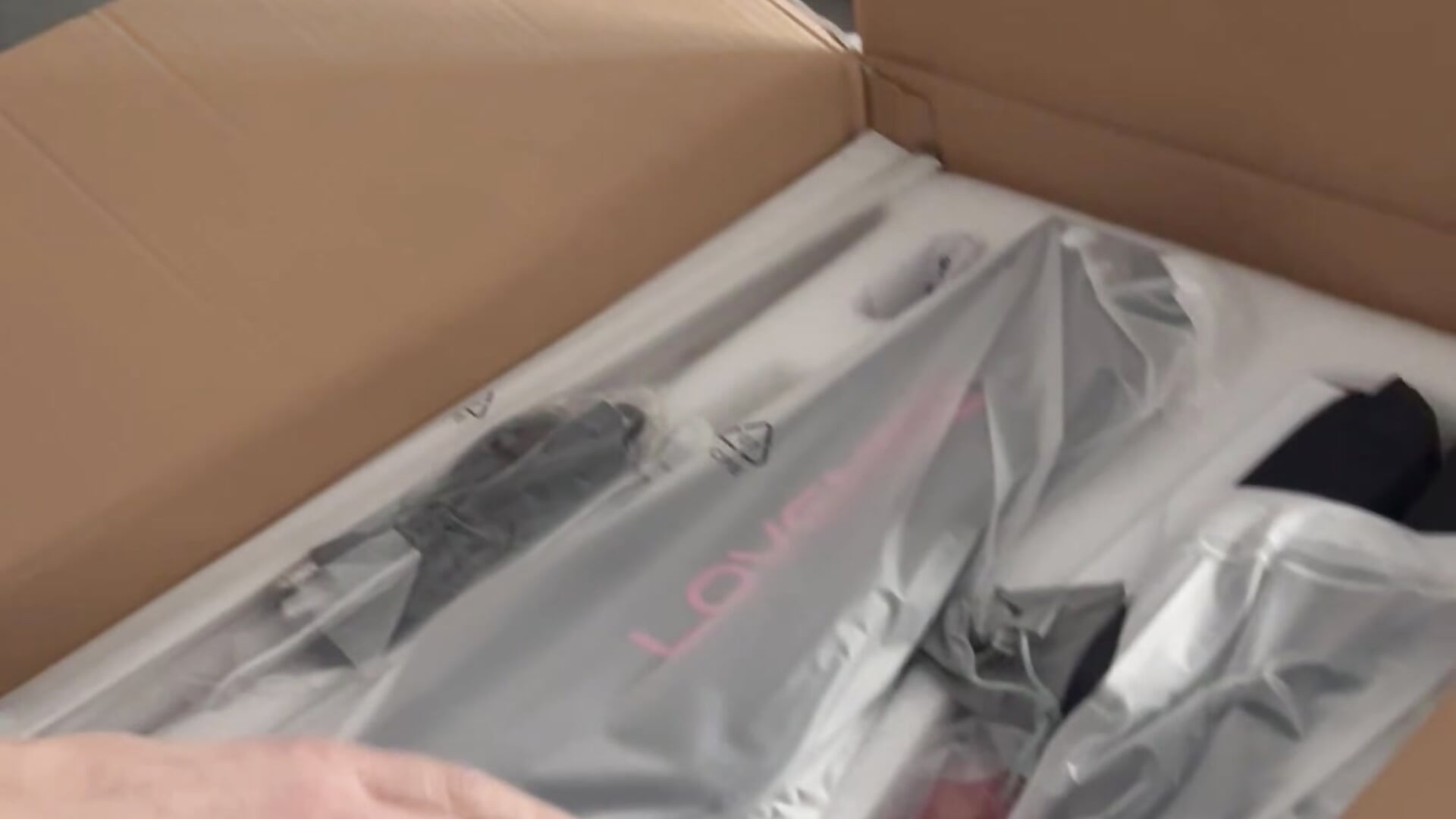 Eine schöne Überraschung… der Postbote hat mir ein schönes Geschenk gebracht.. Schaut selbst… - video van Susi_und_Strolch cam-model