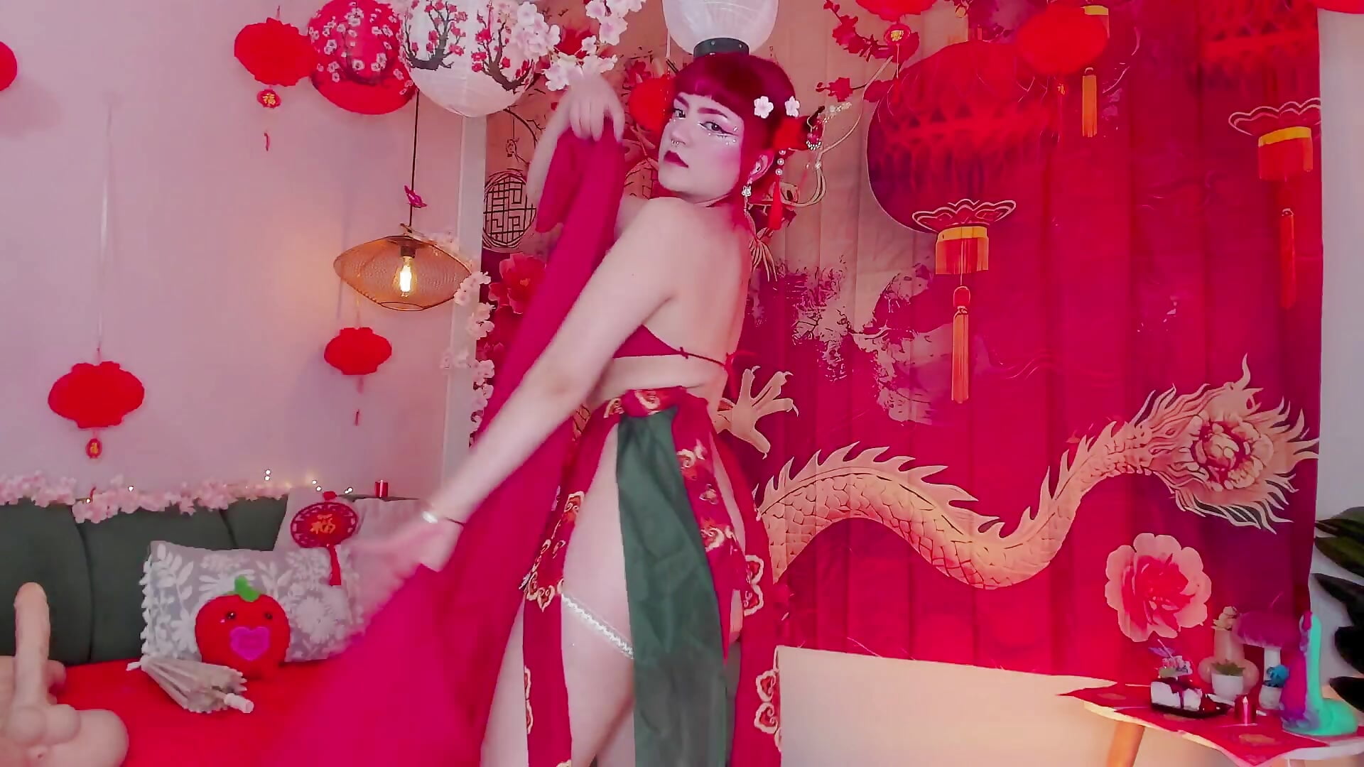 Oriental Emmy – video od webkamerové modelky Tiny__Emmy_