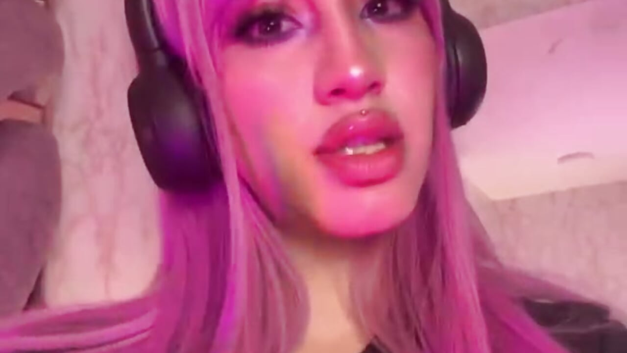 Singing softly… but turning up the temptation 🔥🎤💋 - Video von elodie_rouge Cam-Model