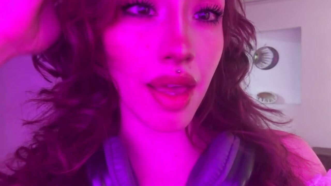 When you get close, I can't help it 💞 - video by elodie_rouge cam model