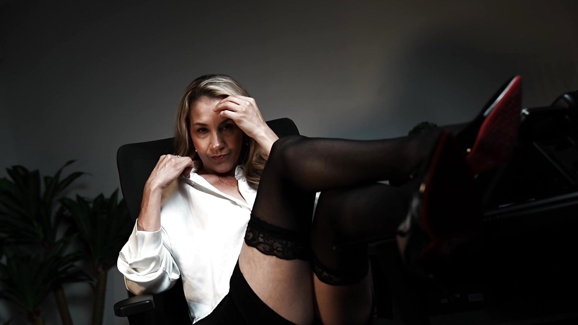Welcome to my world 🖤✨ - video van nela_moretti cam-model