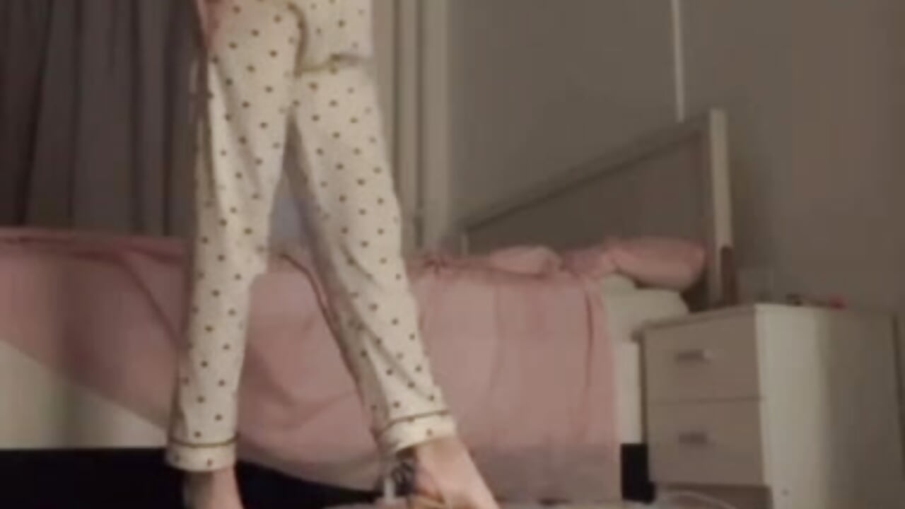 ))) - _hell_boy__ adlı kamera modelinin videosu