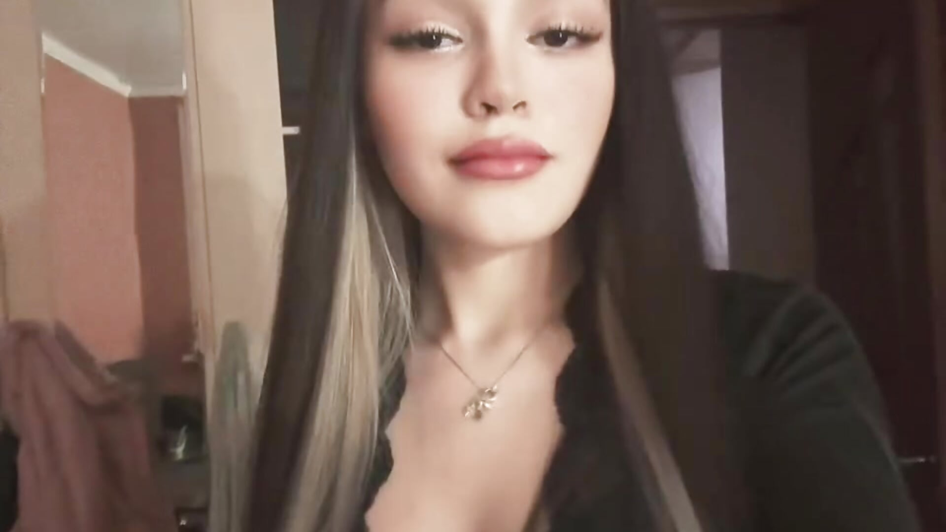 😏– EmilyMonday kameramodell videója