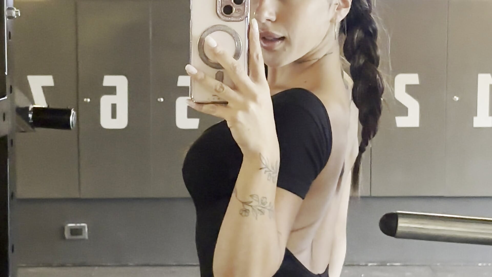 little fun in the gym:) - video oleh camilla_sanzchez kamera model