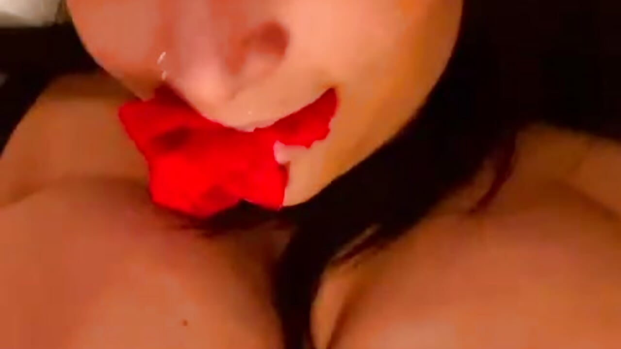 Putting it in my ass with my mouth full - video by ohhiyou cam model