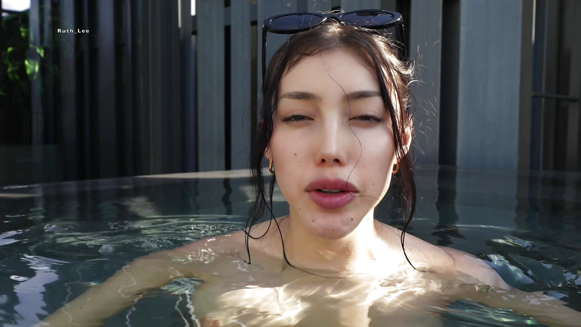 Pool seduction - RuthLee 的视频