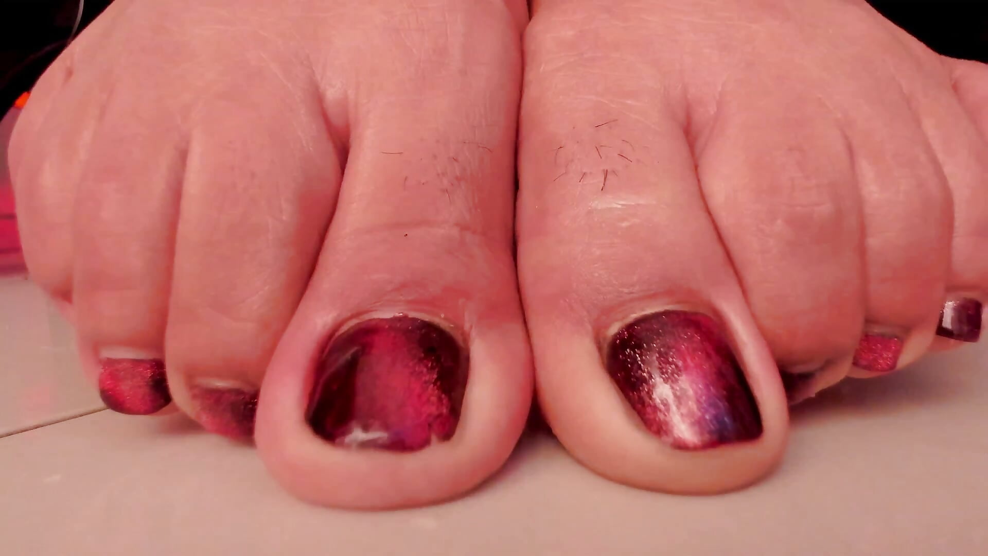 finger zoom (big fingers)👀👣 – video od webkamerové modelky roxxy_white