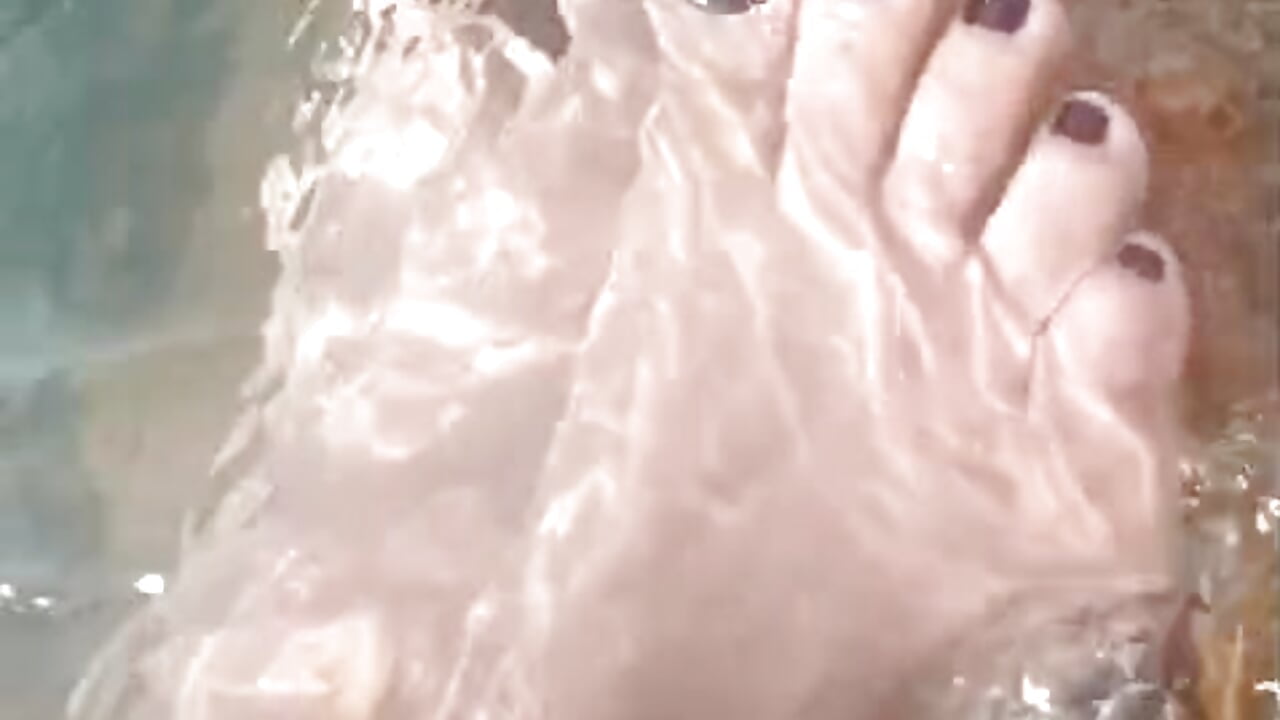 cooling my feet😲💦 - roxxy_white adlı kamera modelinin videosu