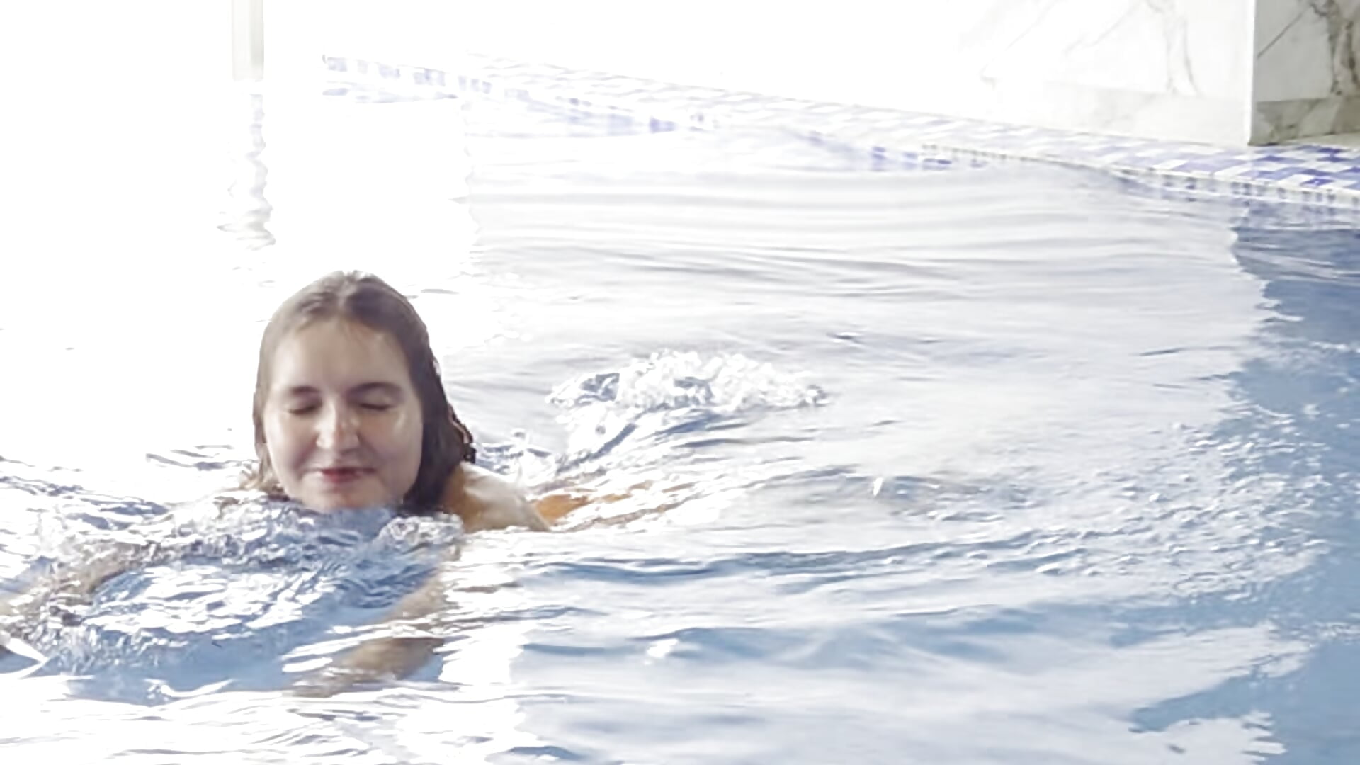 In the pool! – video od webkamerové modelky Emily_lune