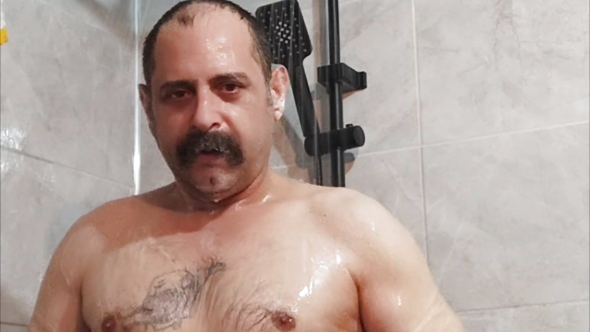 duş– Biracikral kameramodell videója