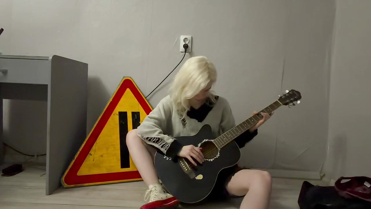 Guitar hero – video od webkamerové modelky Mia_WaterFall