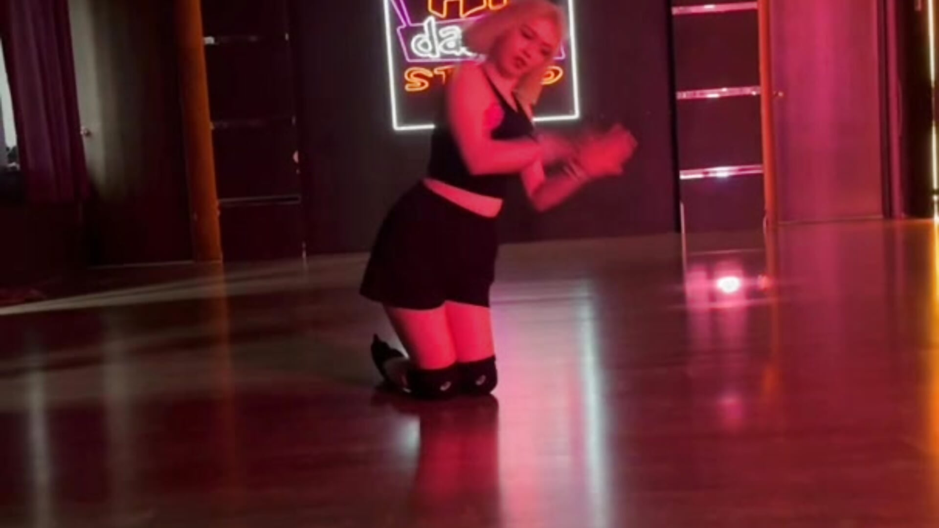 sexy dance - video by Daisy_Kate cam model