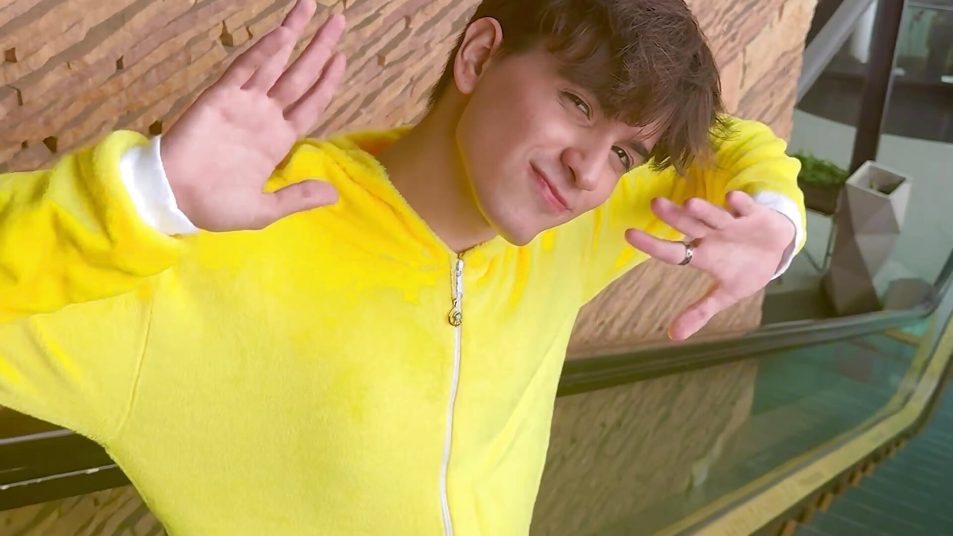 Going down the escalator – video od webkamerové modelky Naim_TheKing