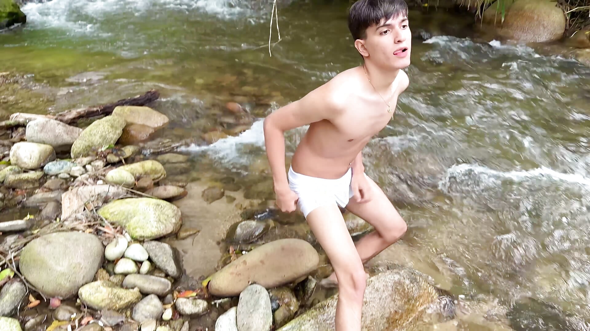 The river now has Naim naked – video od webkamerové modelky Naim_TheKing