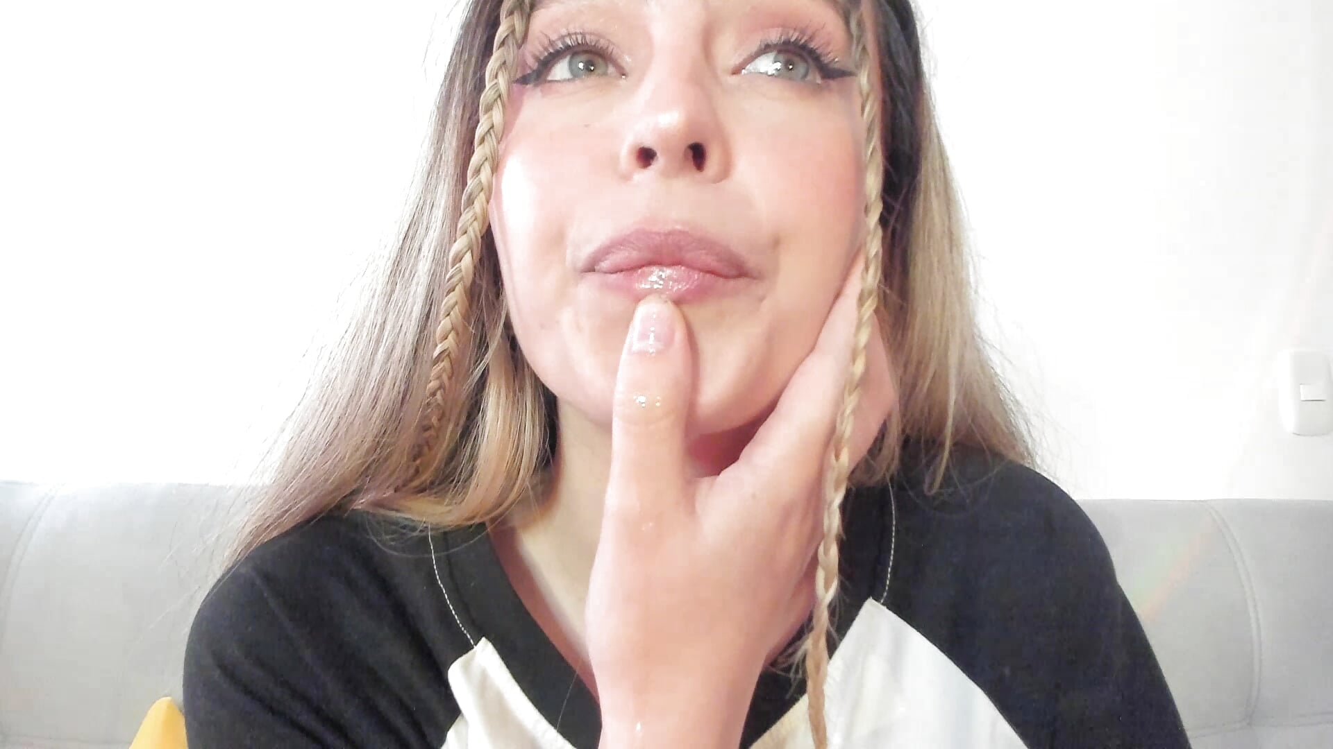 suck with saliva 🥵💦