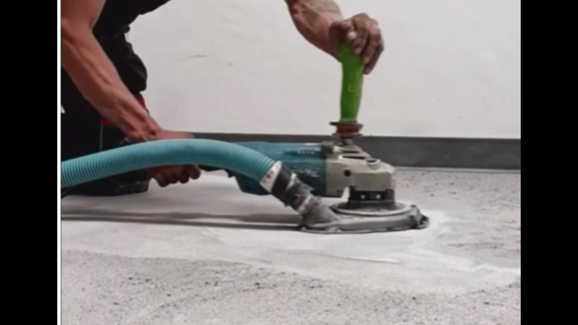 Hand grinding a concrete floor – video od webkamerové modelky redheadlover828