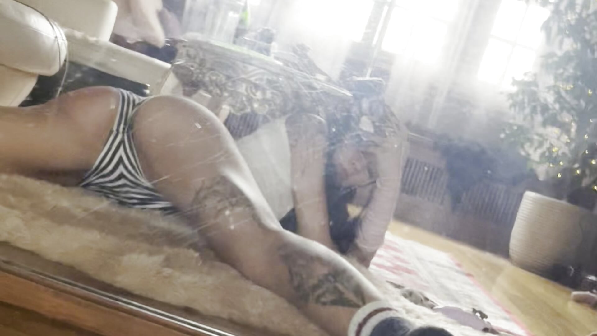 splits in booty shorts - vídeo de la modelo de cam luxxlola