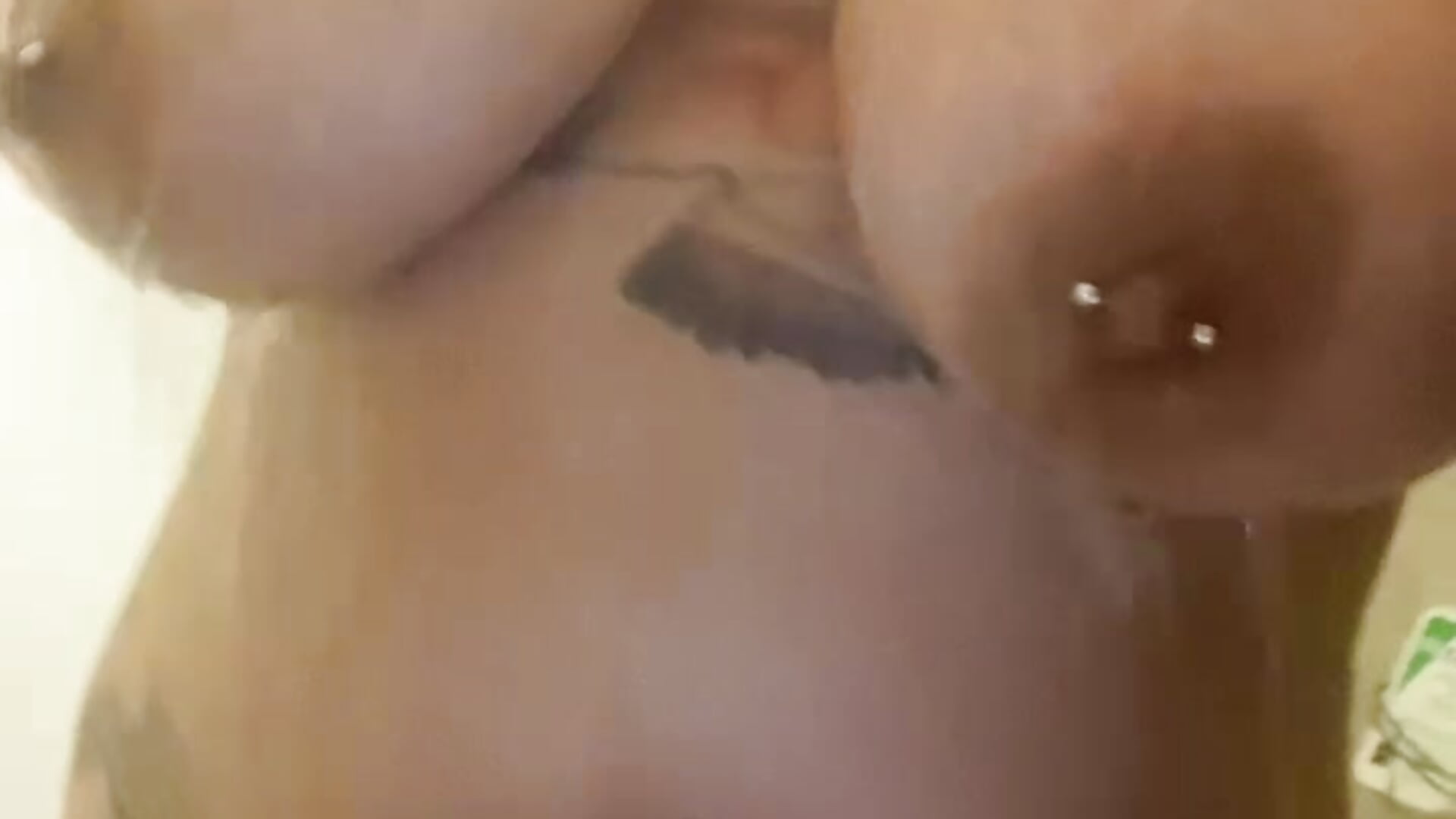 Pierced nipples in the shower - βίντεο μοντέλου AzuraRicanFF