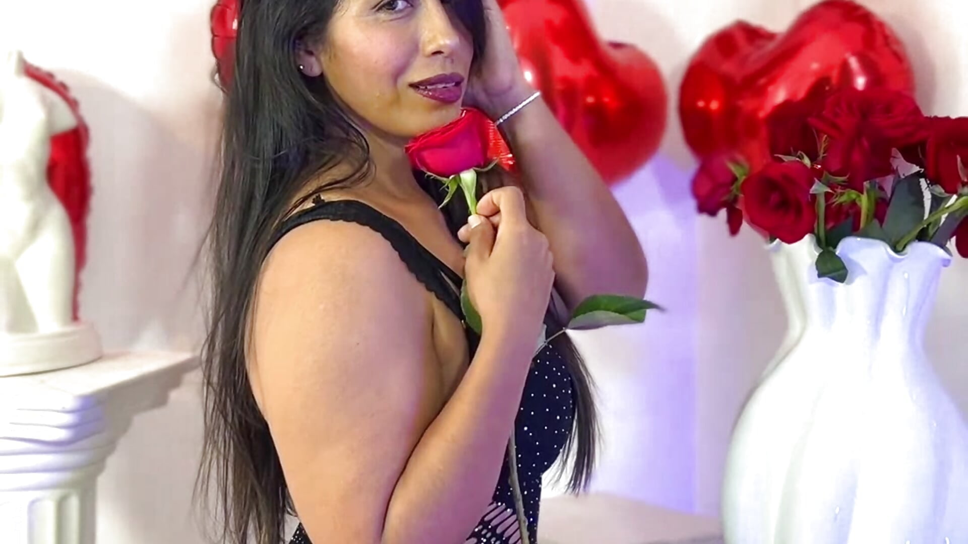 My favorite Valentine's gift is your attention. This is for you. 🌹 - วิดีโอโดย LizaLorini โมเดลแคม