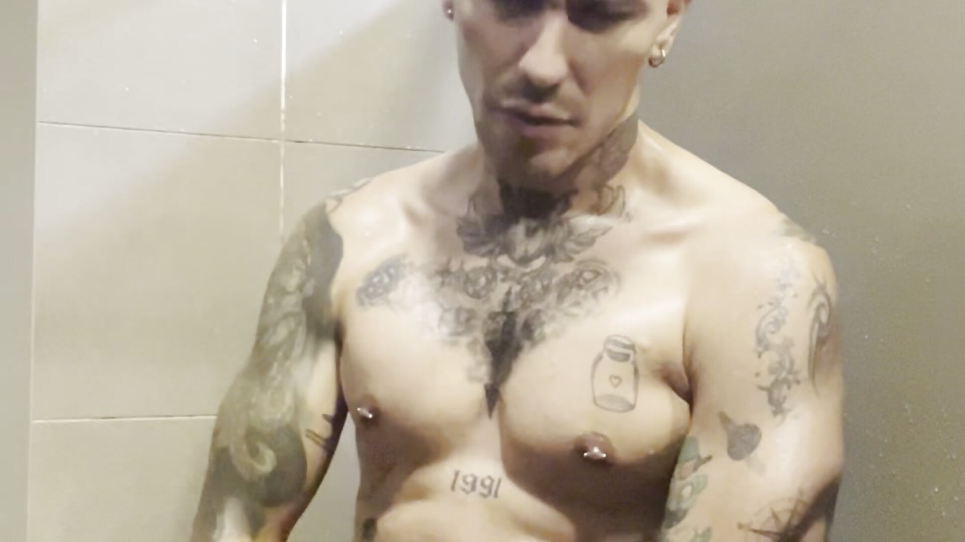 I masturbate in the gym bathroom 🥵🥵